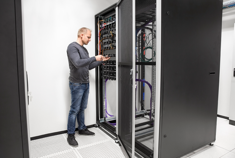 b2ap3_large_it-consultant-building-network-rack-in-datacenter-2023-11-27-05-31-12-utc