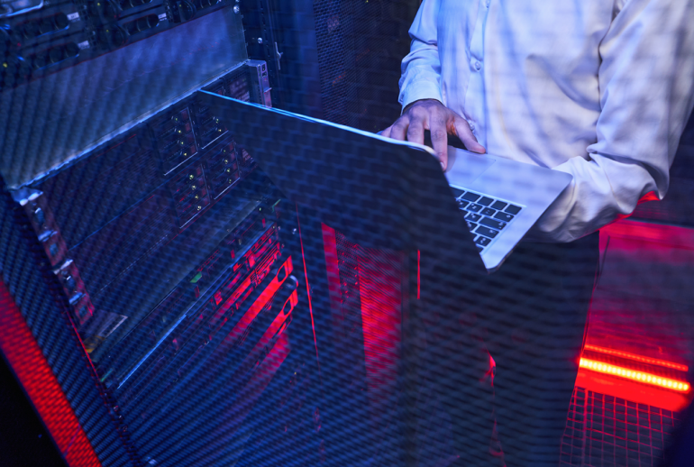 b2ap3_large_maintenance-engineer-in-white-shirt-is-examining-w-2023-11-27-04-50-41-utc